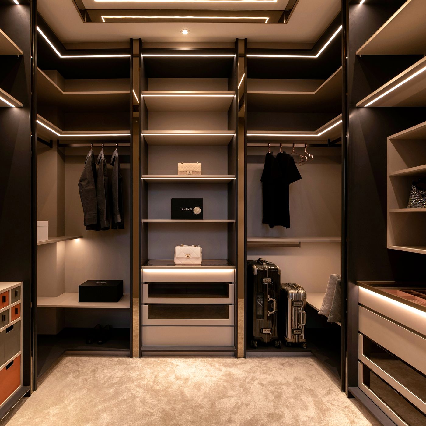 Closet planejado com iluminação em LED, projeto Alencar Interiores