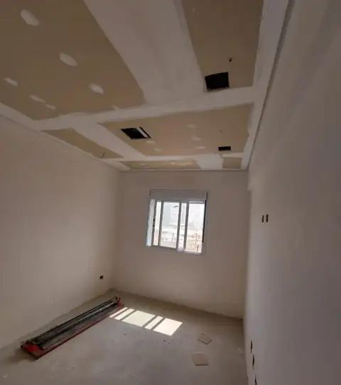 Quarto em obra com forro de gesso