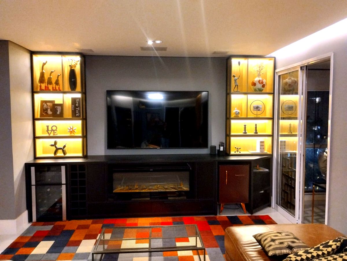 Estante planejada com painel de TV e lareira, projeto Alencar Interiores
